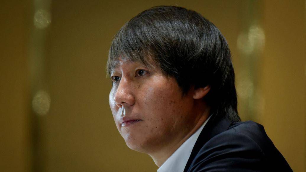 吴东海眉头一皱，没想到这个施天齐这么不识抬举，自己请他去给小儿子看病，还允诺了巨额回报，没想到他竟然一口回绝。